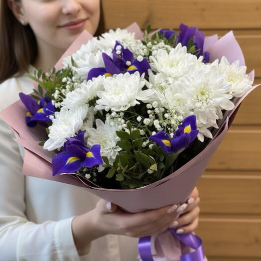 Букет из ирисов и хризантемы кустовой Лунная соната