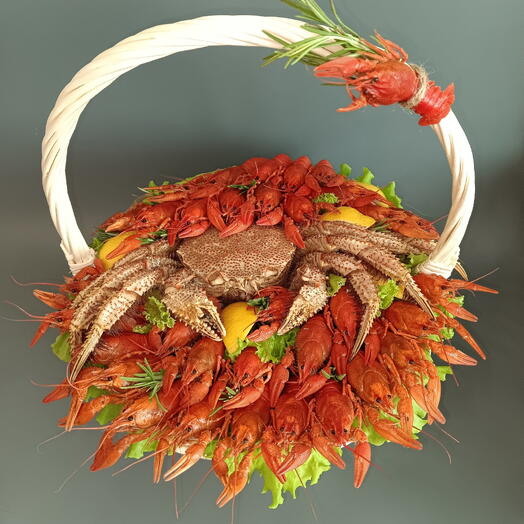Корзина с раками и крабом