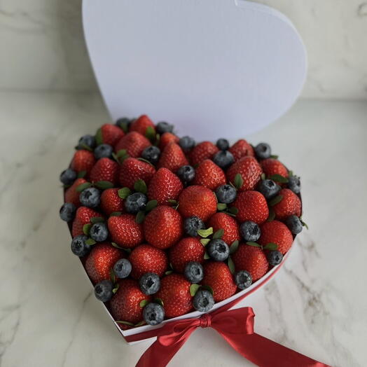 Коробка-сердце с клубникой и голубикой  XL