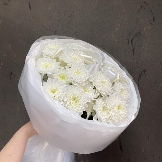 Белый букет из кустовых хризантем