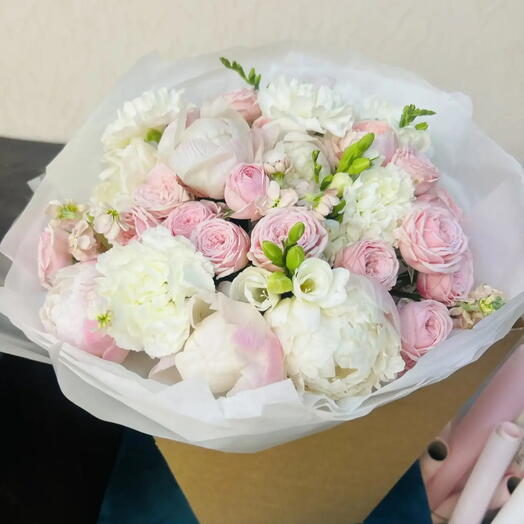 Нежный букет белых пионов ,розовых пионовидных роз и фрезии