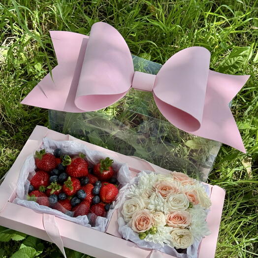 Клубника и цветы в подарочной упаковке