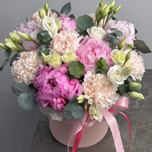 Композиция с пионами в коробками 🌸