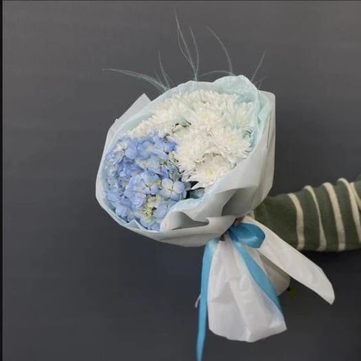 Воздушный букет из гортензии и кустовой хризантемы
