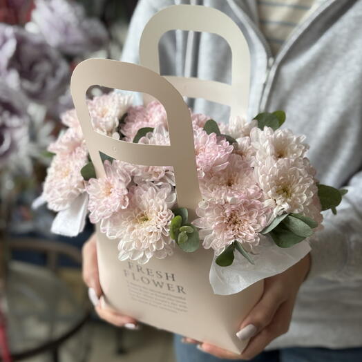 Нежное прикосновение: Букет-комплимент в сумочке "Fresh Flower" с кустовой хризантемой для дочки, мамы или девушки, коллеги