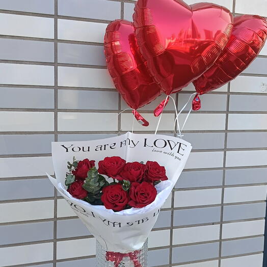 Красные розы и три фольгированных сердца ♥️Красная роза