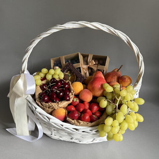 Фруктовая корзина с клубникой,черешней,голубикой и грушами. Подарок врачу,начальнику. Корзина для мамы.корзина учителю