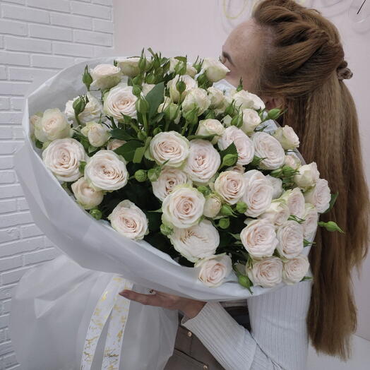 Букет из нежных кустовых роз
