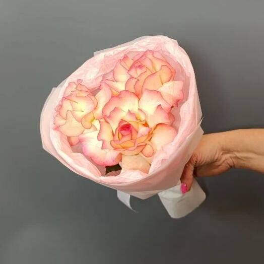 Букет из 3 французских трендовых роз джумилия в тишью 🌸