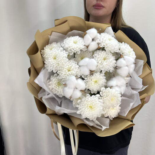 Букет из кустовых хризантем с хлопком