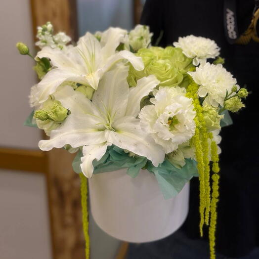 Коробочка из лилий, пионовидных роз и эустом 💚