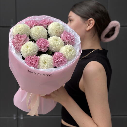 Нежные белые хризантемы с розовыми диантусами в стильном оформлении 💕/ цветы в Уфе