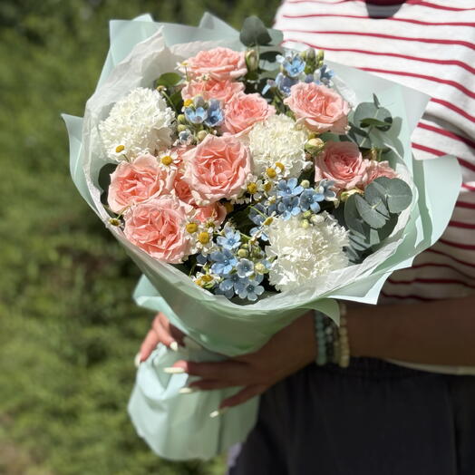 Букет с кустовой розой «love is»