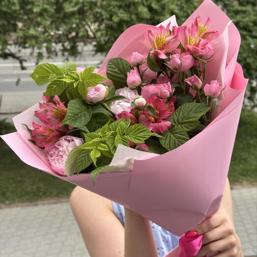 Букет с альстромерией, малиной и пионом