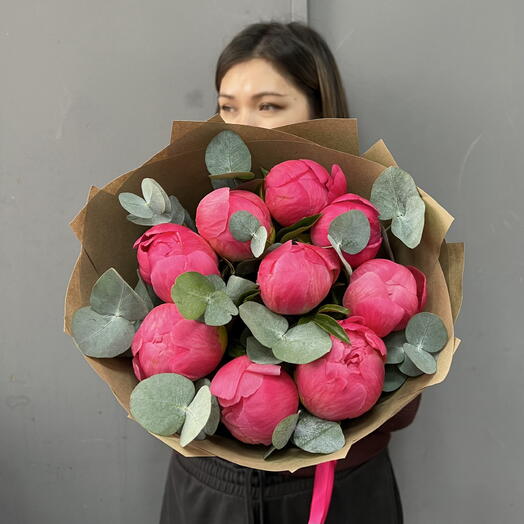 9 Пионов Корал Шарм с Эвкалиптом (0006) peony