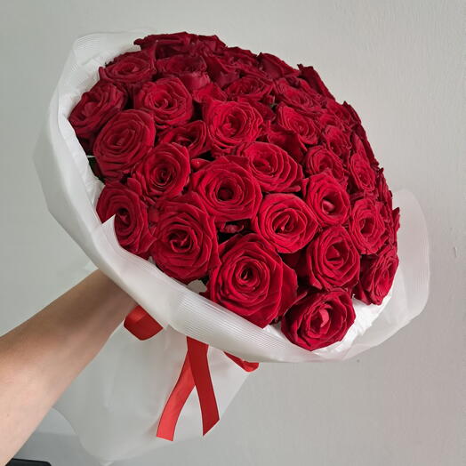 Букет 51 красная роза в оформлении.🌹