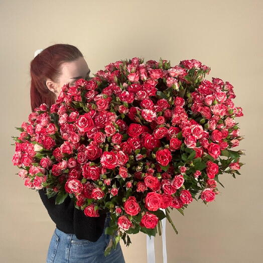 Огромный букет из 51 кустовой розы Фаерворкс. 51 Кустовая Роза