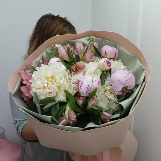 Букет пион, гортензия, альстромерия, маттиола, эвкалипт