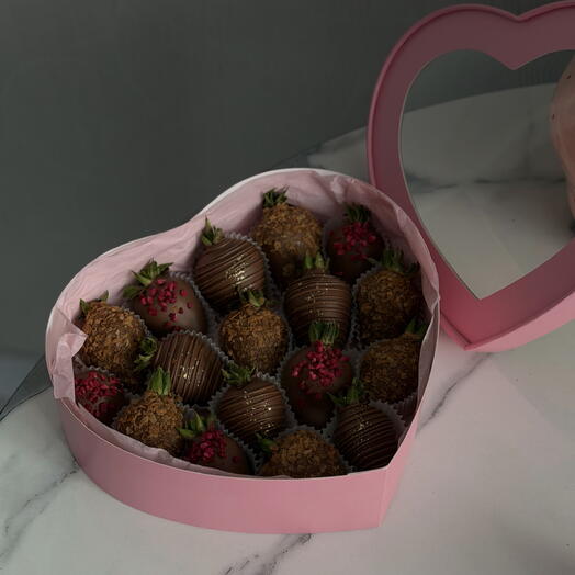 Сердце с клубникой розовое