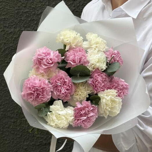 Нежный букет розовые и белые гвоздики (15 шт) с эвкалиптом в дизайнерской упаковке