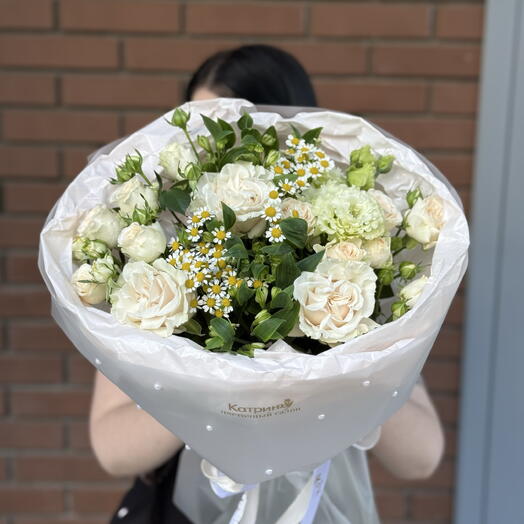 Букет с пионовидными розами, альстромерией и ромашками