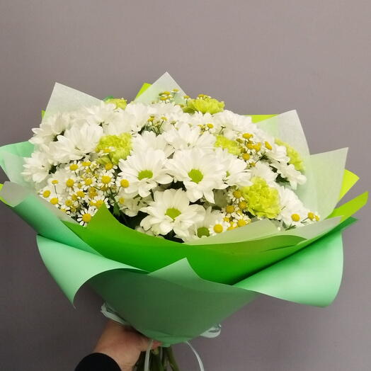 Букет с ромашковыми хризантемами ,диантусами и мелкими ромашками