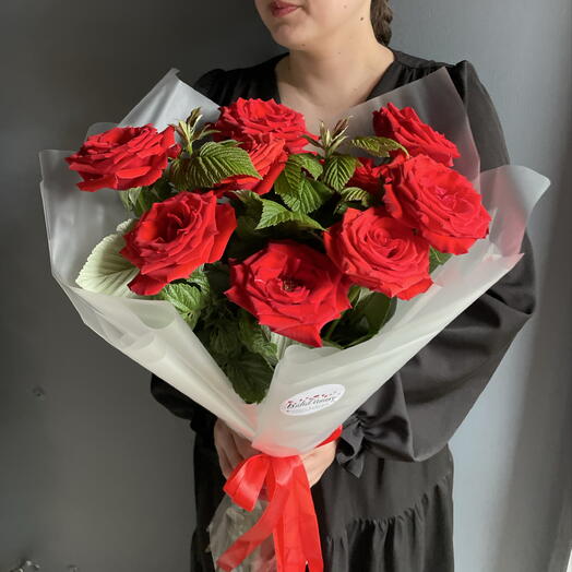 Букет из алых роз