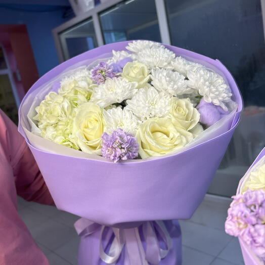 Нежный букет из гортензии хризантем и розочек Аваланж💜
