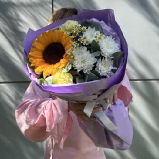 Стойкий букет из подсолнуха , хризантем, ромашек и диантусов 🌸💐🎀