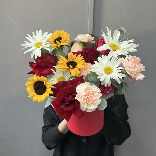 Красные Розы, Ромашка и Подсолнух в шляпной коробке 🌹
