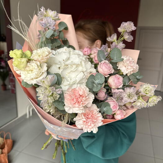 Букет с белой гортензией