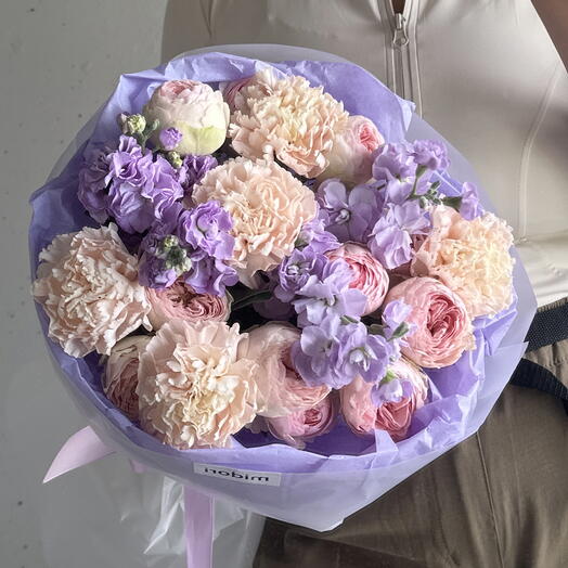 Букет  с Пионовидными розами, фиолетовой маттиолой и диантусами 💕