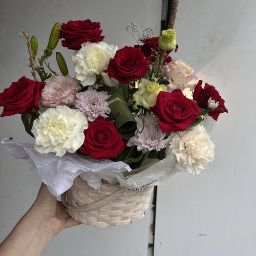 Композиция из роз и диантусов