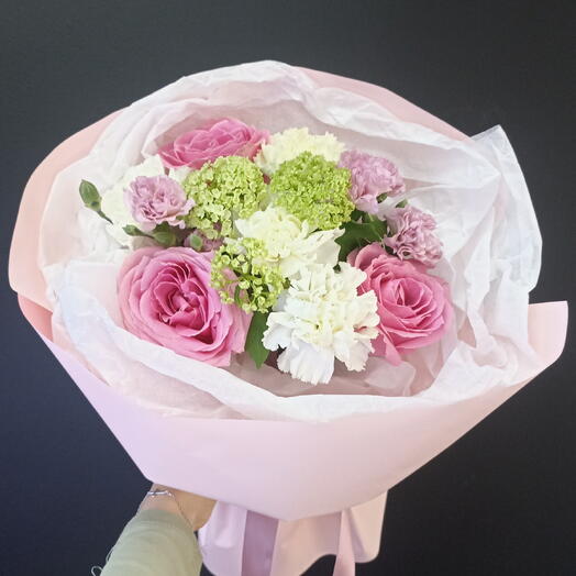 Нежный букетик с розами и стойкими диантусами🌸