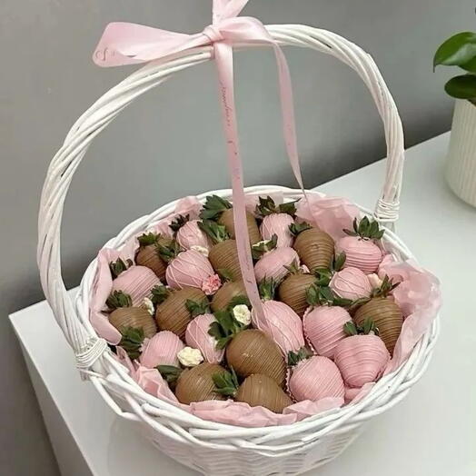Клубника в шоколаде в корзине "Нежность в шоколаде"