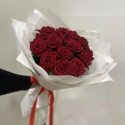 Наоми♥️ 15 красных роз