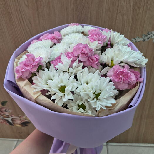 Букет из кустовой хризантемы и кустовых гвоздик