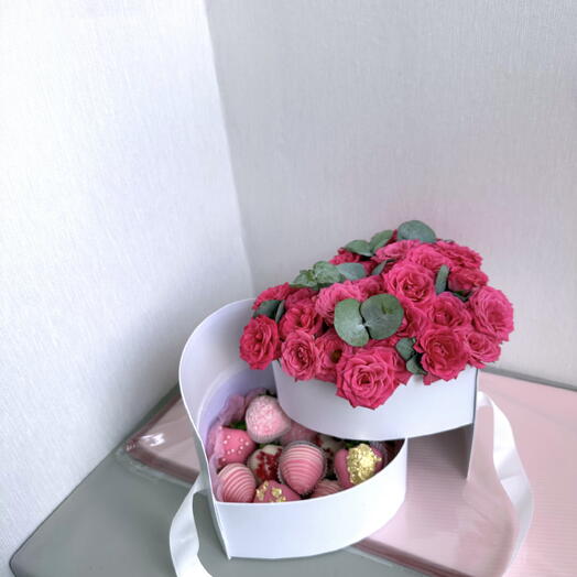 Кусторые розы + клубника в шоколаде 💞