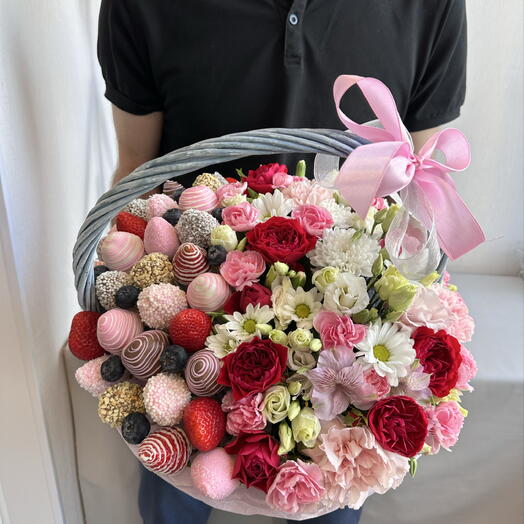 Корзина с цветами и ягодой 🍓