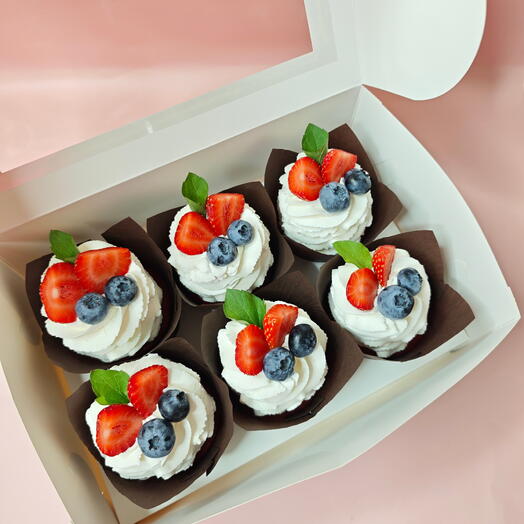Капкейки красный бархат со свежими ягодами