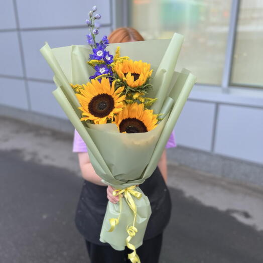 Букет из подсолнухов и дельфиниума