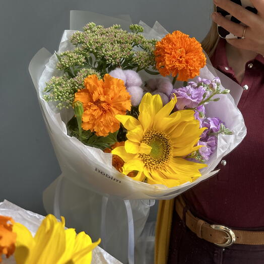 Букет с подсолнухом, бархатцами и маттиолой 🌻