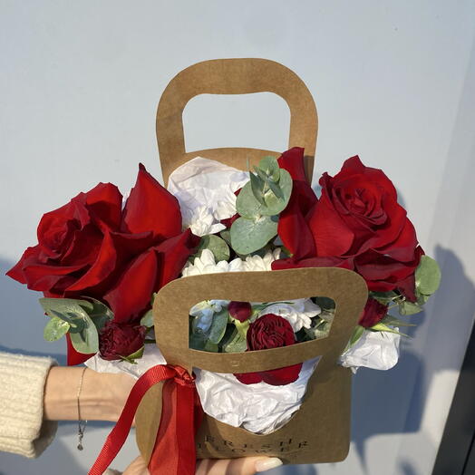 Корзинка из красных роз