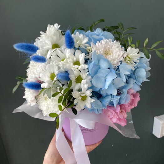 Композиция в шляпной коробке с яркими гортензиями и хризантемами 💐