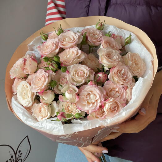 «Нежный комплимент» 7 кустовых роз