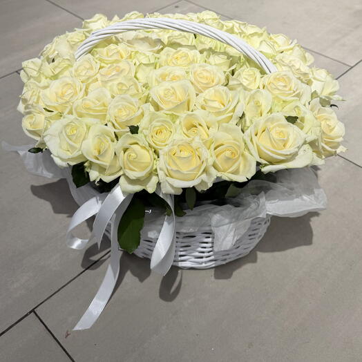 55 белых роз в корзине
