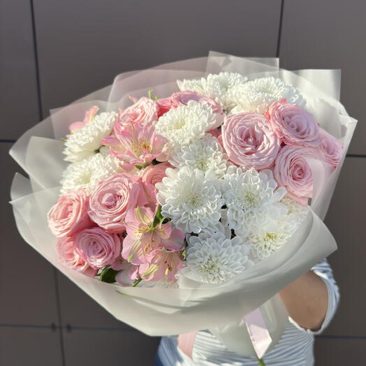 Нежный букет  из кустовой розы, хризантемы Алтай , альстромерии 🌸