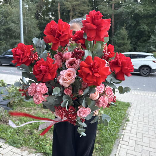 Роза французская ,розы Пионовидные ,ягоды и эвкалипт в большой корзине