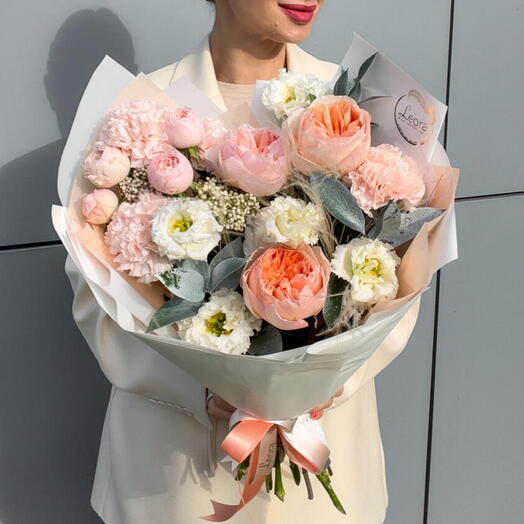 Букет Джульетта. Пионовидные розы и диантус. Авторский букет 685. Leoraflowers
