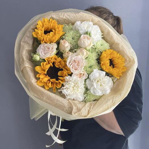 Букет комплимент 🌼 яркие подсолнухи 🌻🌻🌻 белоснежный диантус 🌿 пионовидная кустовая Роза 🩷